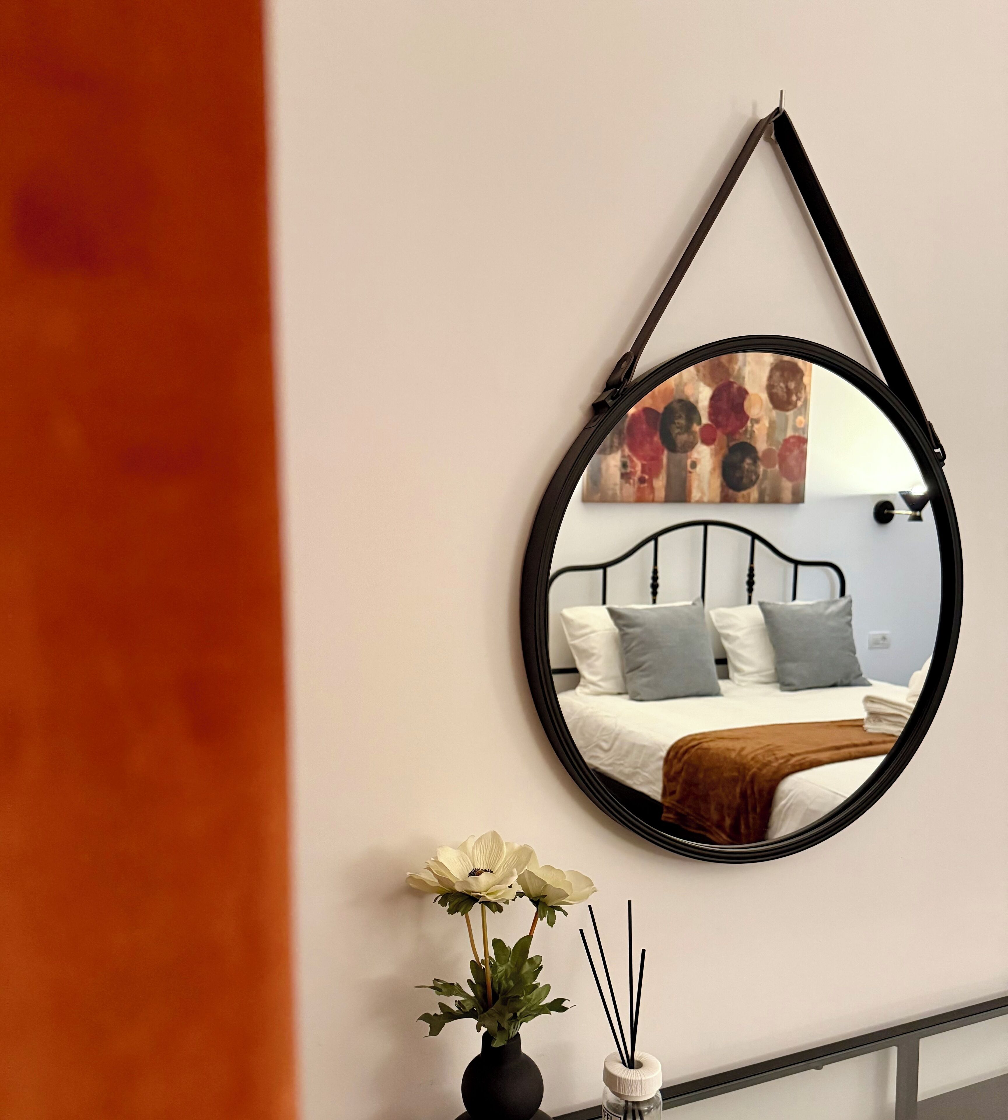 Een strijkplank/strijkijzer, wifi, beddengoed