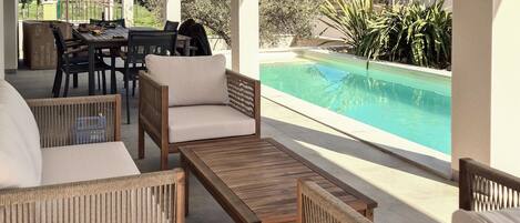 تناول الطعام بالخارج