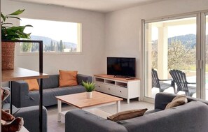 TV - Gorgeous home in Goudargues (Goudargues)
