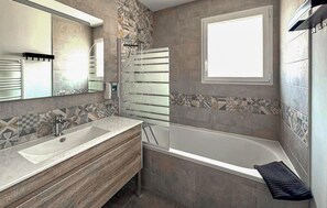 Shower, hair dryer - Gorgeous home in Goudargues (Goudargues)