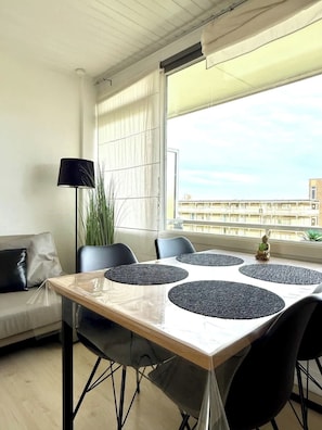 Dining - Ohana appartment - Small cozy nest 100 m from the beach Free Parking (De Haan)