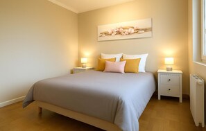 2 bedrooms, travel cot, free WiFi - 2 bedroom gorgeous home in Equemauville (Equemauville)
