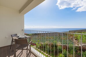 Deluxe Apartment, Sea View | Balcony - Isabel Place (Câmara de Lobos)