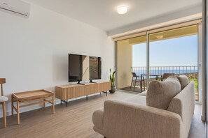 Deluxe Apartment, Sea View | Living area | 35-inch flat-screen TV with cable channels - Isabel Place (Câmara de Lobos)