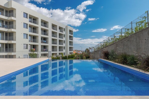 Una piscina al aire libre