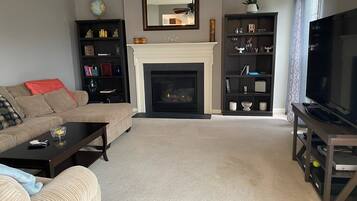 Una televisión, una chimenea