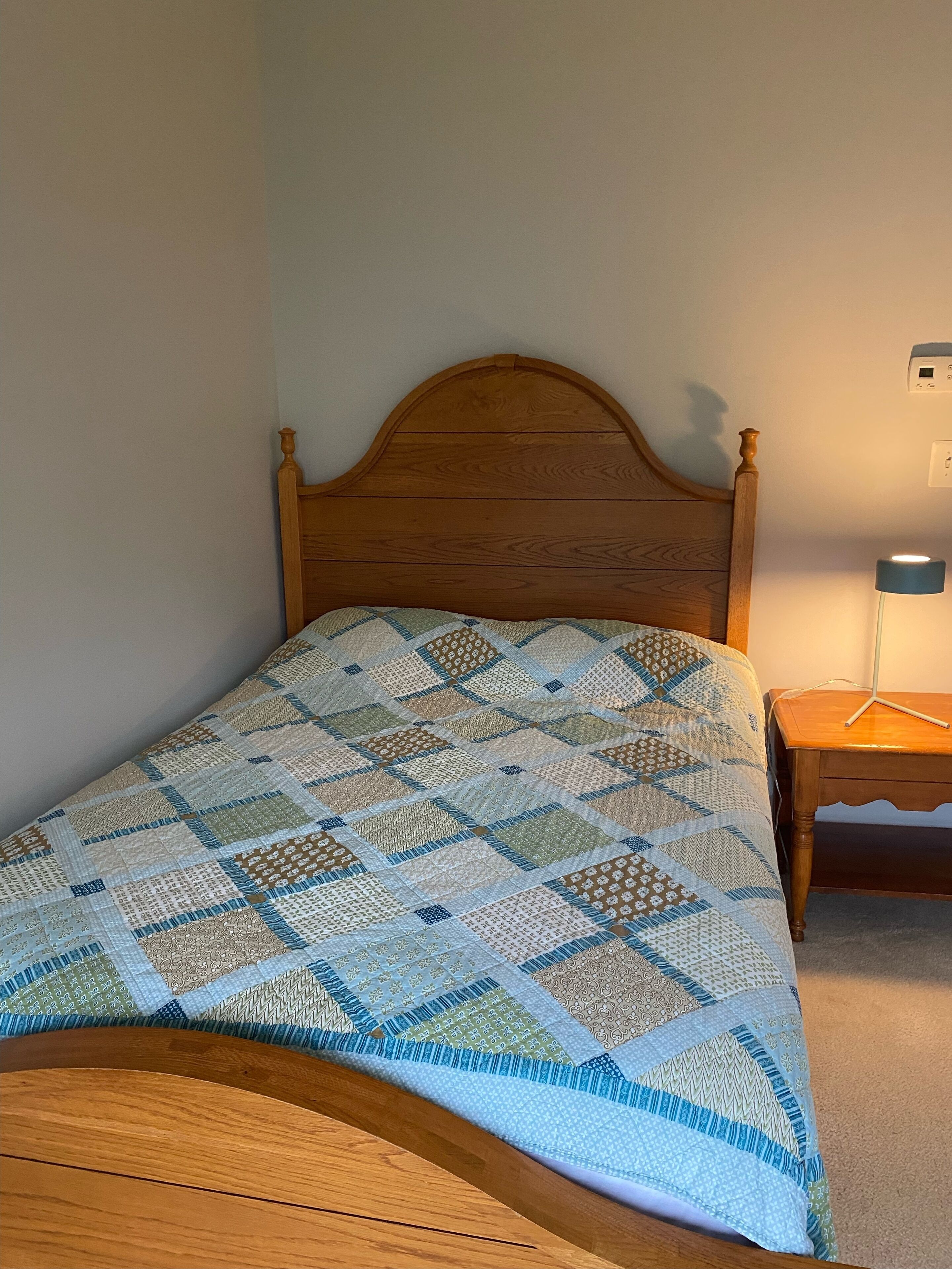 Tabla de planchar con plancha, wifi gratis, ropa de cama