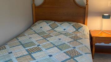 Tabla de planchar con plancha, wifi gratis, ropa de cama