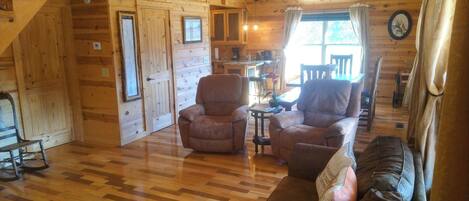 Älytelevisio, takka, kirjoja