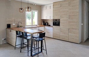 Oven, stovetop, dishwasher, cookware/dishes/utensils - 3 bedroom amazing home in Besse sur Issole (Besse sur Issole)
