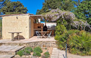 Outdoor dining - Awesome home in Besse sur Issole with WiFi (Besse sur Issole)