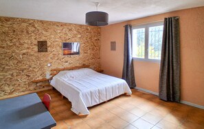 Travel cot, free WiFi - Awesome home in Besse sur Issole with WiFi (Besse sur Issole)