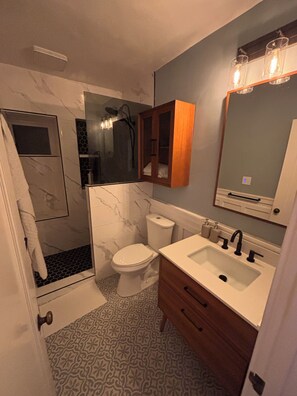 Shower - Rare Marvelous 3-bedroom house in quaint Carmel-by-the-Sea (Carmel-by-the-Sea)