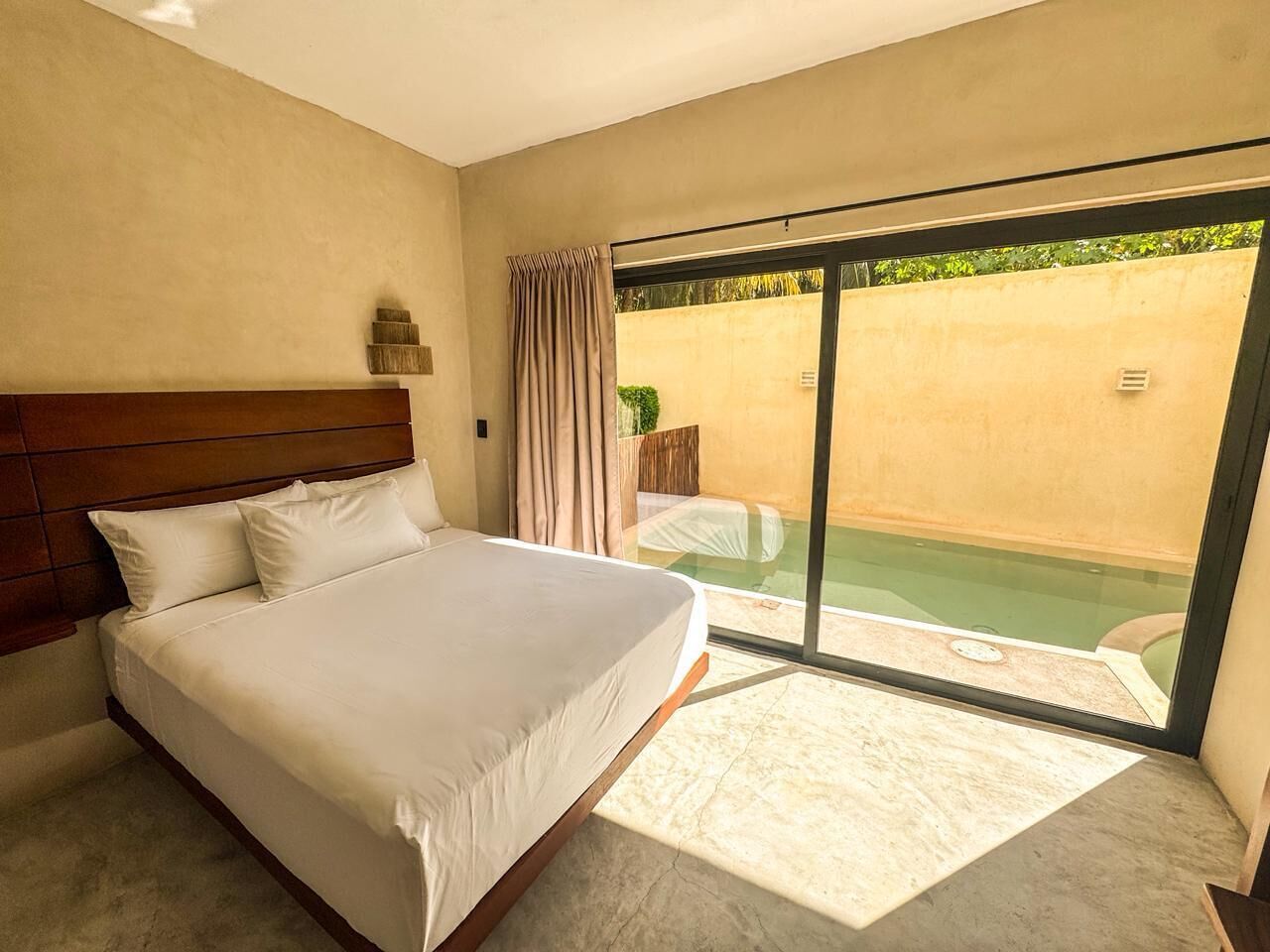 Habitación doble Deluxe, 2 camas Queen size, alberca privada, vista a la alberca | Caja de seguridad en la habitación y espacio para trabajar con laptop 