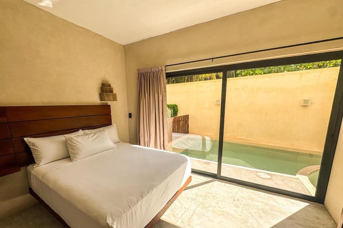 Habitación doble Deluxe, 2 camas Queen size, alberca privada, vista a la alberca | Caja de seguridad en la habitación y espacio para trabajar con laptop