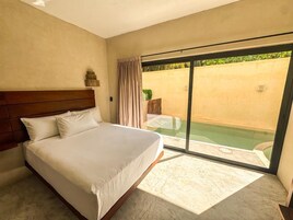 Caja de seguridad en la habitación y espacio para trabajar con laptop 