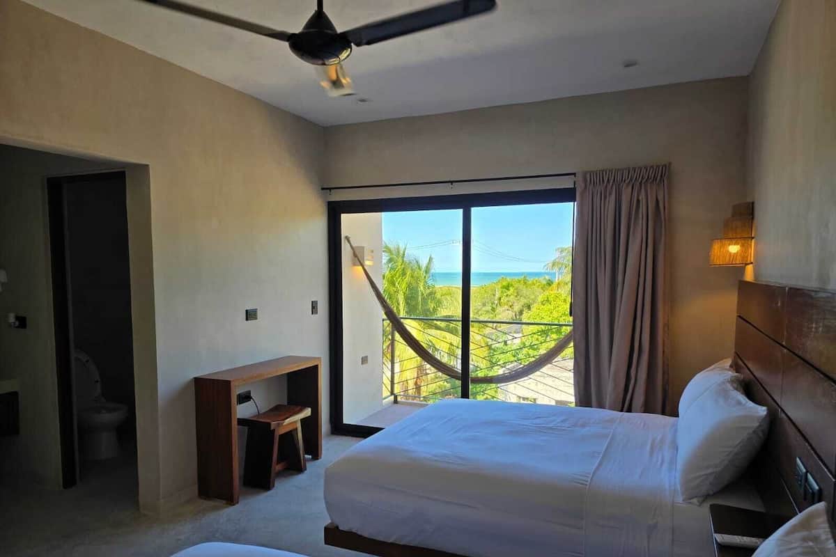 Kamar Double Deluks, 2 Tempat Tidur Queen, balkon, pemandangan laut | Brankas, ruang kerja ramah laptop, dan Wi-Fi gratis