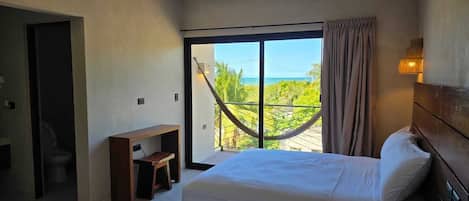 Habitación doble Deluxe, 2 camas Queen size, balcón, vista al mar | Caja de seguridad en la habitación y espacio para trabajar con laptop