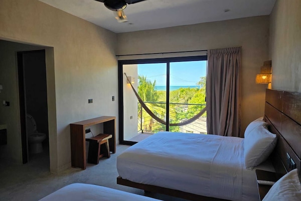 Dobbeltrom – deluxe, 2 queensize-senger, balkong, sjøutsikt | Safe på rommet, skrivebord for bærbar PC og wi-fi (inkludert)