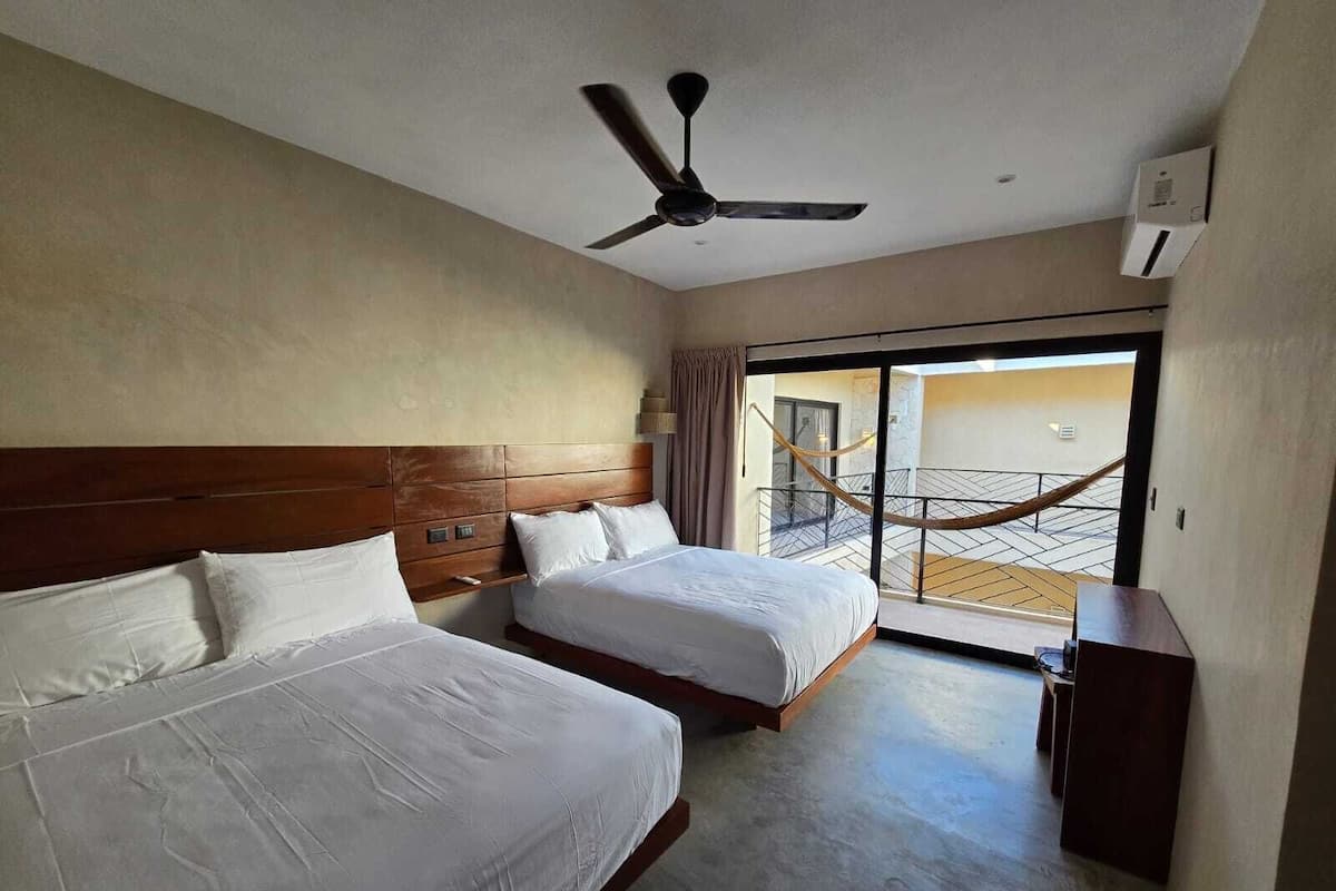 Kamar Double Deluks, 2 Tempat Tidur Queen, balkon, pemandangan kolam renang | Brankas, ruang kerja ramah laptop, dan Wi-Fi gratis