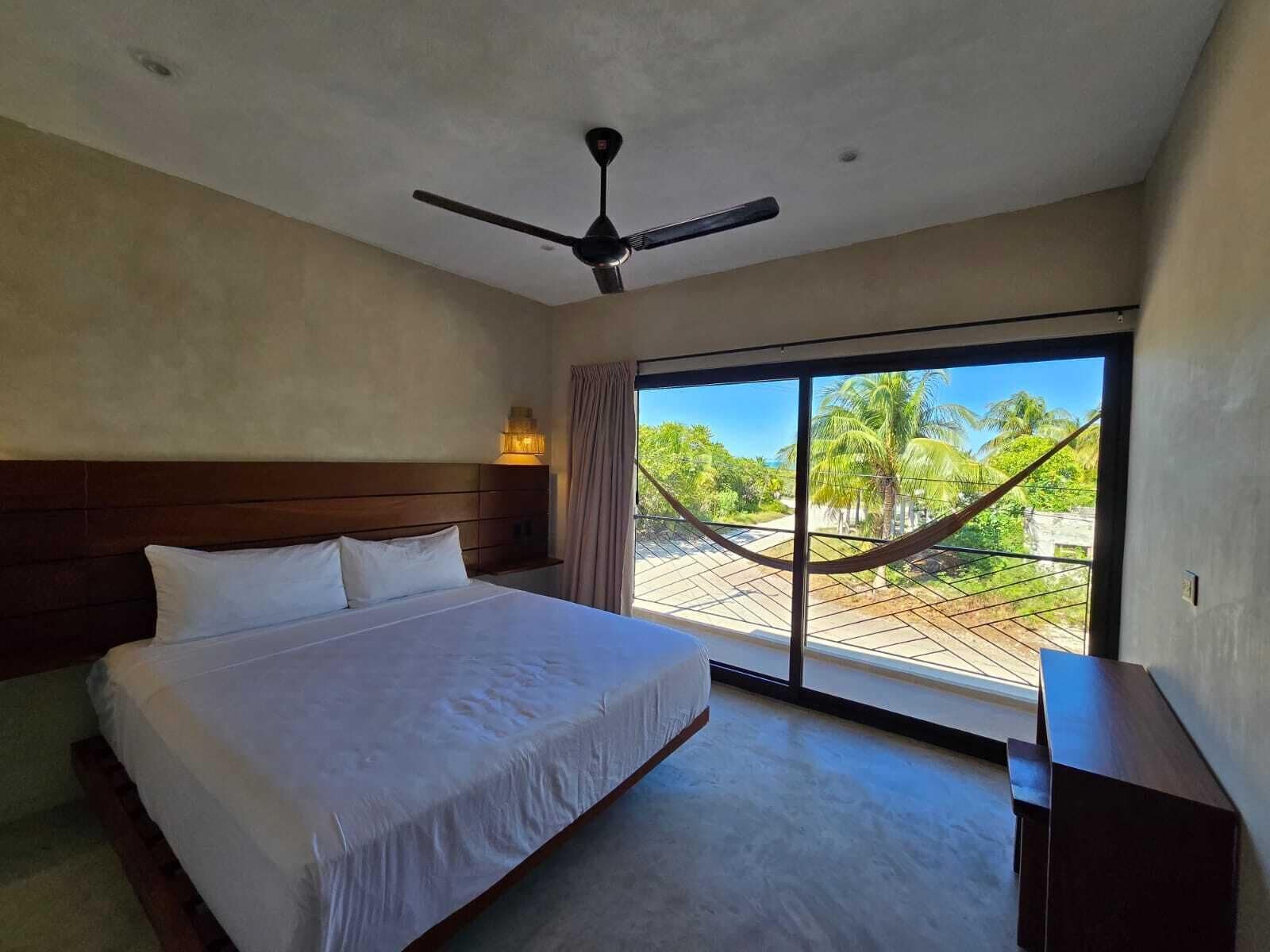 Caja de seguridad en la habitación y espacio para trabajar con laptop 