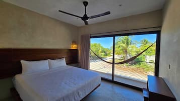 Caja de seguridad en la habitación y espacio para trabajar con laptop