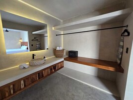 Quarto casal luxo, 2 camas Queen, sacada | Banheiro | Chuveiro, toalhas de banho, sabonete, shampoo