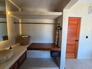 Habitación doble Deluxe, 1 cama King size, balcón, vista parcial al océano | Baño | Regadera, toallas, jabón, shampoo 