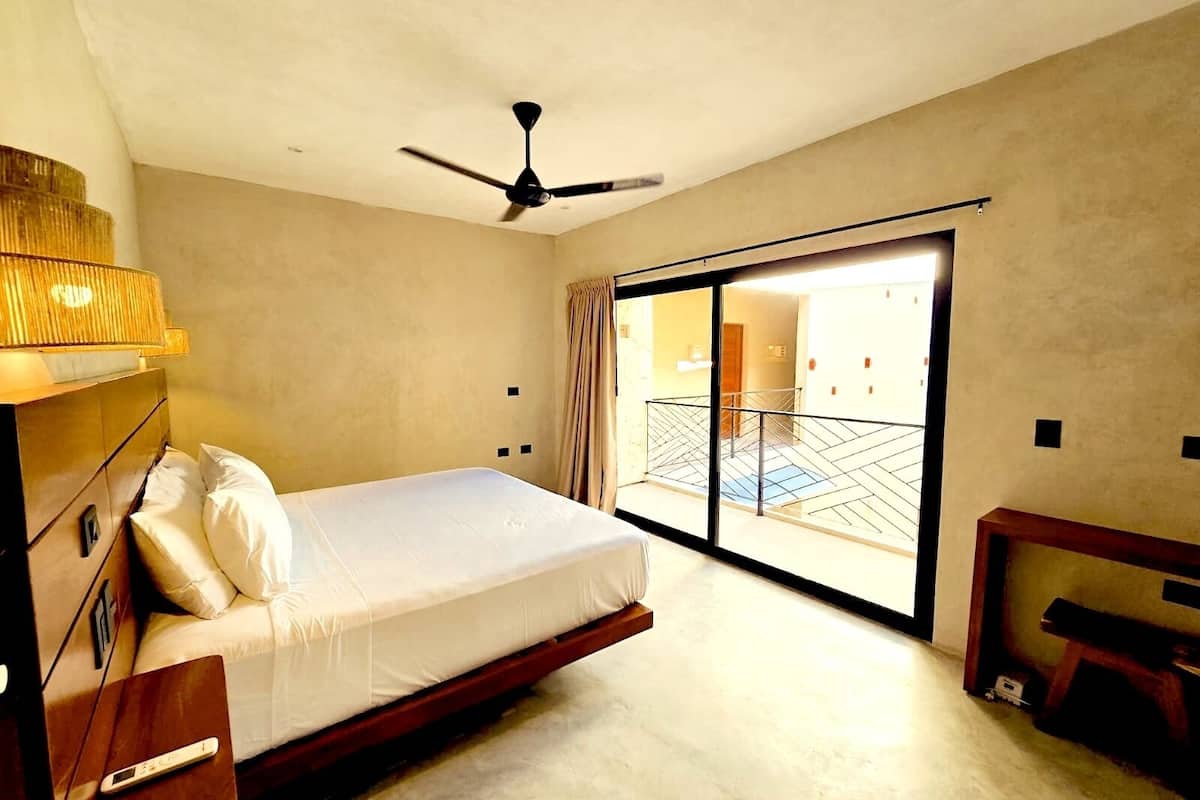 Caja de seguridad en la habitación y espacio para trabajar con laptop