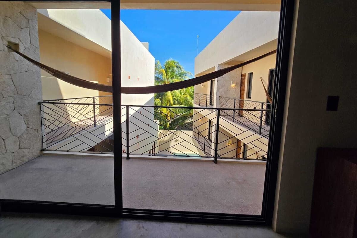 Caja de seguridad en la habitación y espacio para trabajar con laptop