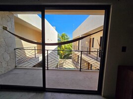 Quarto casal luxo, 2 camas Queen, sacada | Cofres nos quartos, espaço de trabalho para notebook, Wi-Fi de cortesia