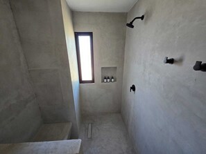 Habitación doble Deluxe, 2 camas Queen size, balcón, vista al mar | Baño | Regadera, toallas, jabón, shampoo 
