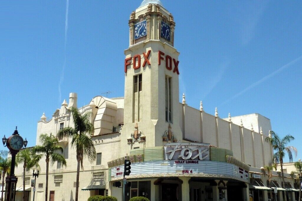 Un edificio con una torre de reloj y el letrero "FOX FOX".
