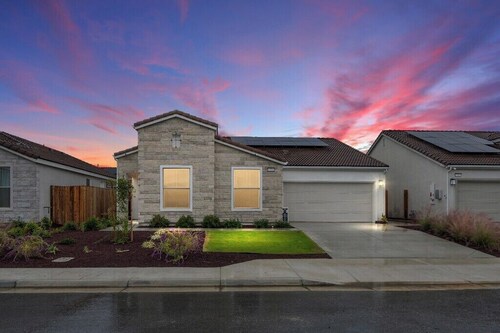 Modern Private Guest Suite Near Downtown & Parks!