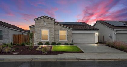 Modern Private Guest Suite Near Downtown & Parks!