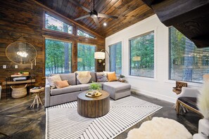 Living area - Peaceful 1-bedroom cabin with spa bathroom in Broken Bow (Broken Bow)