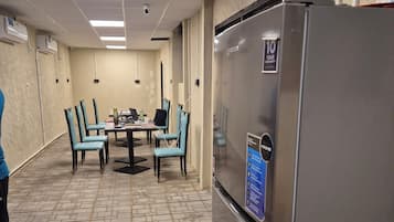 Fridge, cookware/dishes/utensils