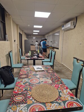 Living area - Bombay Backpackers DXB Airport (Dubai)