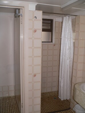 Hair dryer, towels, soap, toilet paper - Cairns holiday unit apartment kitchen aircon wifi near esplanade and hospital (Cairns North)