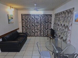 Smart TV - Cairns holiday unit apartment kitchen aircon wifi near esplanade and hospital (Cairns North)
