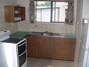 Fridge, microwave, oven, stovetop - Cairns holiday unit apartment kitchen aircon wifi near esplanade and hospital (Cairns North)