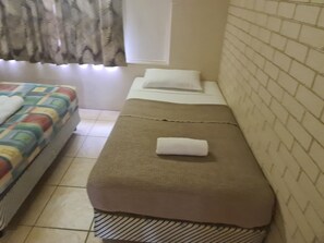 1 bedroom, iron/ironing board, free WiFi, bed sheets - Cairns holiday unit apartment kitchen aircon wifi near esplanade and hospital (Cairns North)