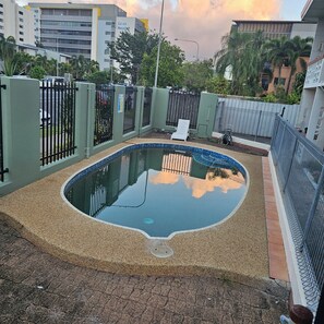 Outdoor pool - Cairns holiday unit apartment kitchen aircon wifi near esplanade and hospital (Cairns North)