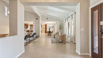 Casa, várias camas, acesso à piscina, vista para a piscina (Scottsdale Clubhouse) | Parte interna