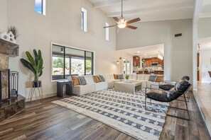 Maison, plusieurs lits, accès piscine, vue piscine (Scottsdale Clubhouse) | Intérieur