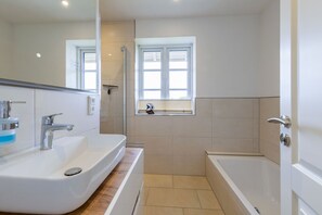Hårtork, handdukar, tvål och toalettpapper