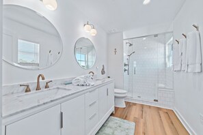 Shower, hair dryer, towels, soap - New! Super Cute 2BR "Almost" Beachfront Home, Gulf Views, Steps To Beach (Gulf Shores)