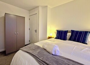 Iron/ironing board, Internet, bed sheets - Peaceful Bristol Retreat | 20 Mins to City Centre (Bristol)