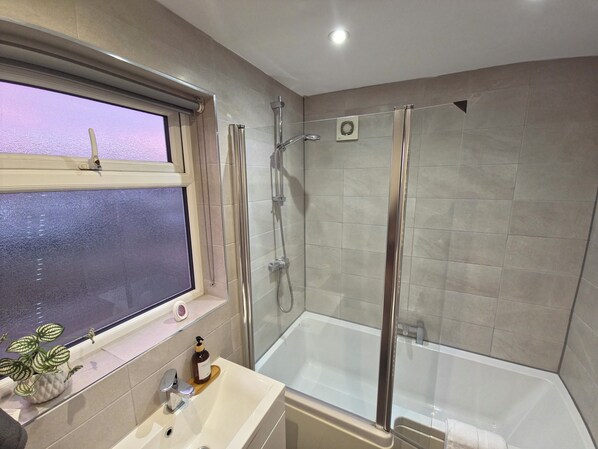 Towels, soap, toilet paper - 3 Bedroom Home Bristol with Parking (Bristol)