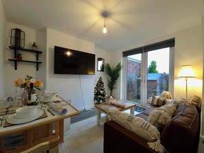 Living area - Peaceful Bristol Retreat | 20 Mins to City Centre (Bristol)